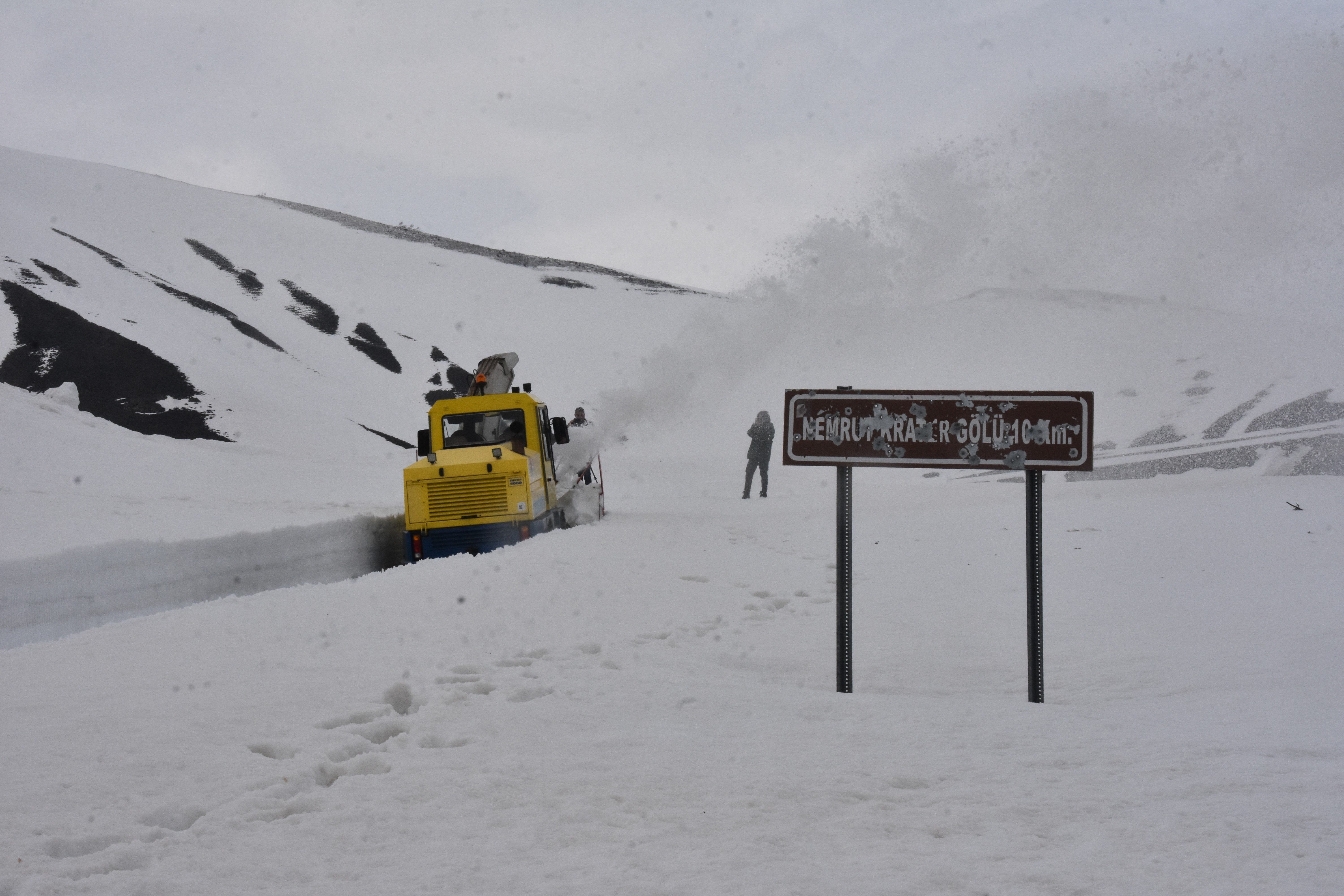 Bitlis'te nisan ayında karla mücadele! 6 metre kar iki günde temizlenecek - 1. Resim