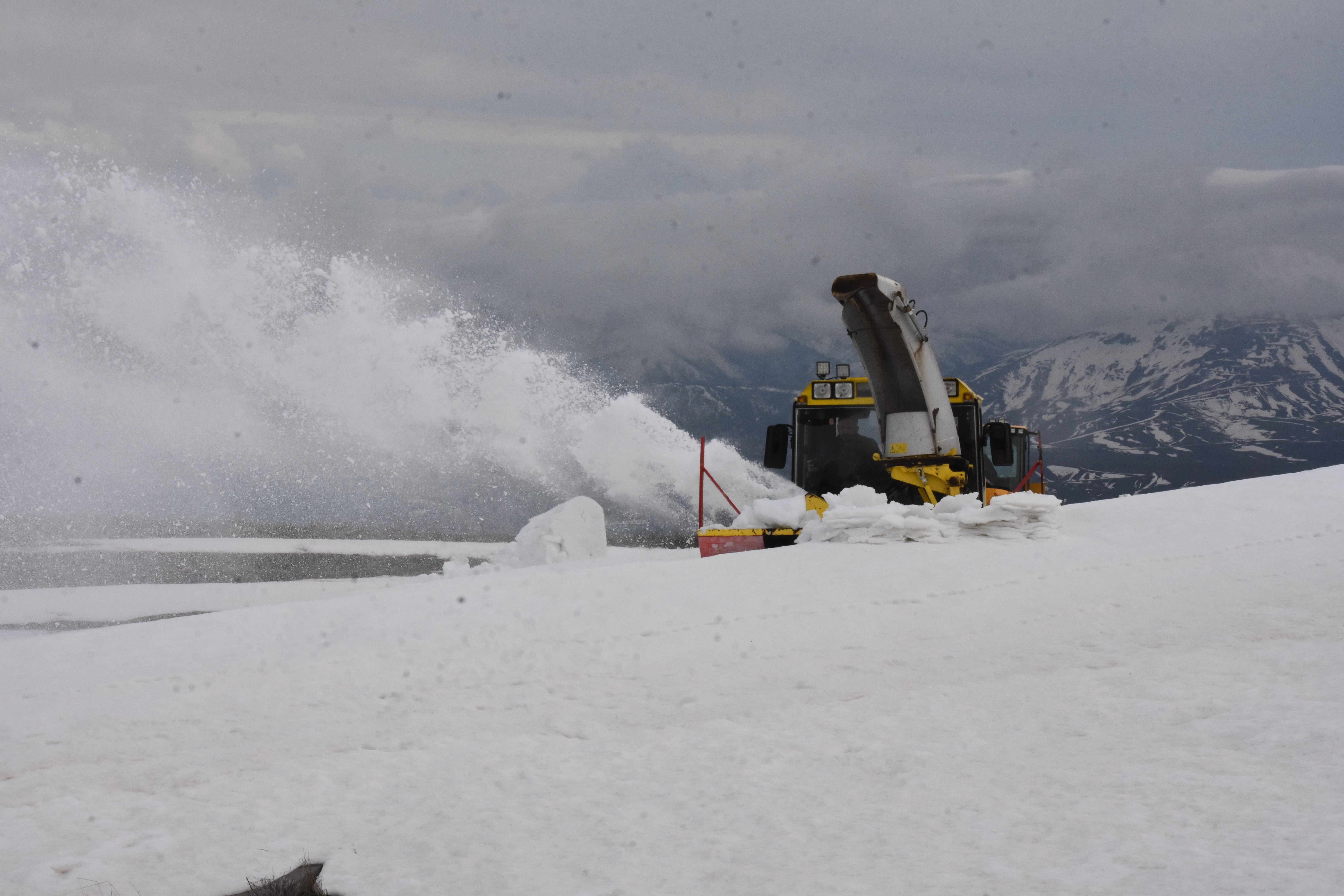 Bitlis'te nisan ayında karla mücadele! 6 metre kar iki günde temizlenecek - 2. Resim