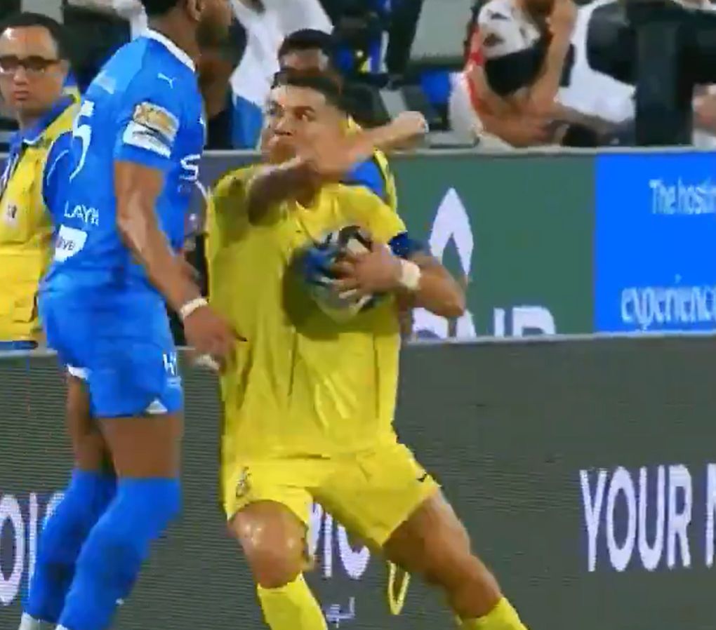 Cristiano Ronaldo'yu hiç böyle görmediniz! Sahada terör estirdi! Rakibini tek eliyle dövdü, hakeme el kaldırdı Cristiano Ronaldo'yu hiç böyle görmediniz! Sahada terör estirdi! Rakibini tek eliyle dövdü, hakeme el kaldırdı - 3. Resim