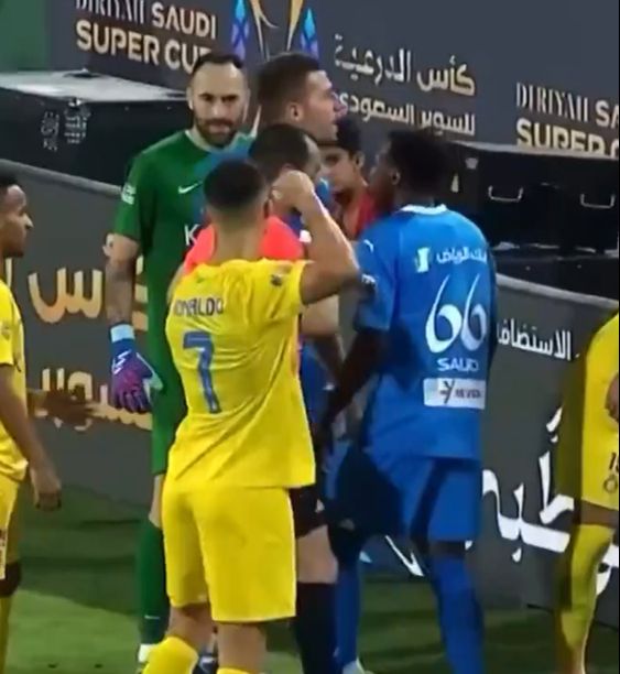 Cristiano Ronaldo'yu hiç böyle görmediniz! Sahada terör estirdi! Rakibini tek eliyle dövdü, hakeme el kaldırdı Cristiano Ronaldo'yu hiç böyle görmediniz! Sahada terör estirdi! Rakibini tek eliyle dövdü, hakeme el kaldırdı - 4. Resim