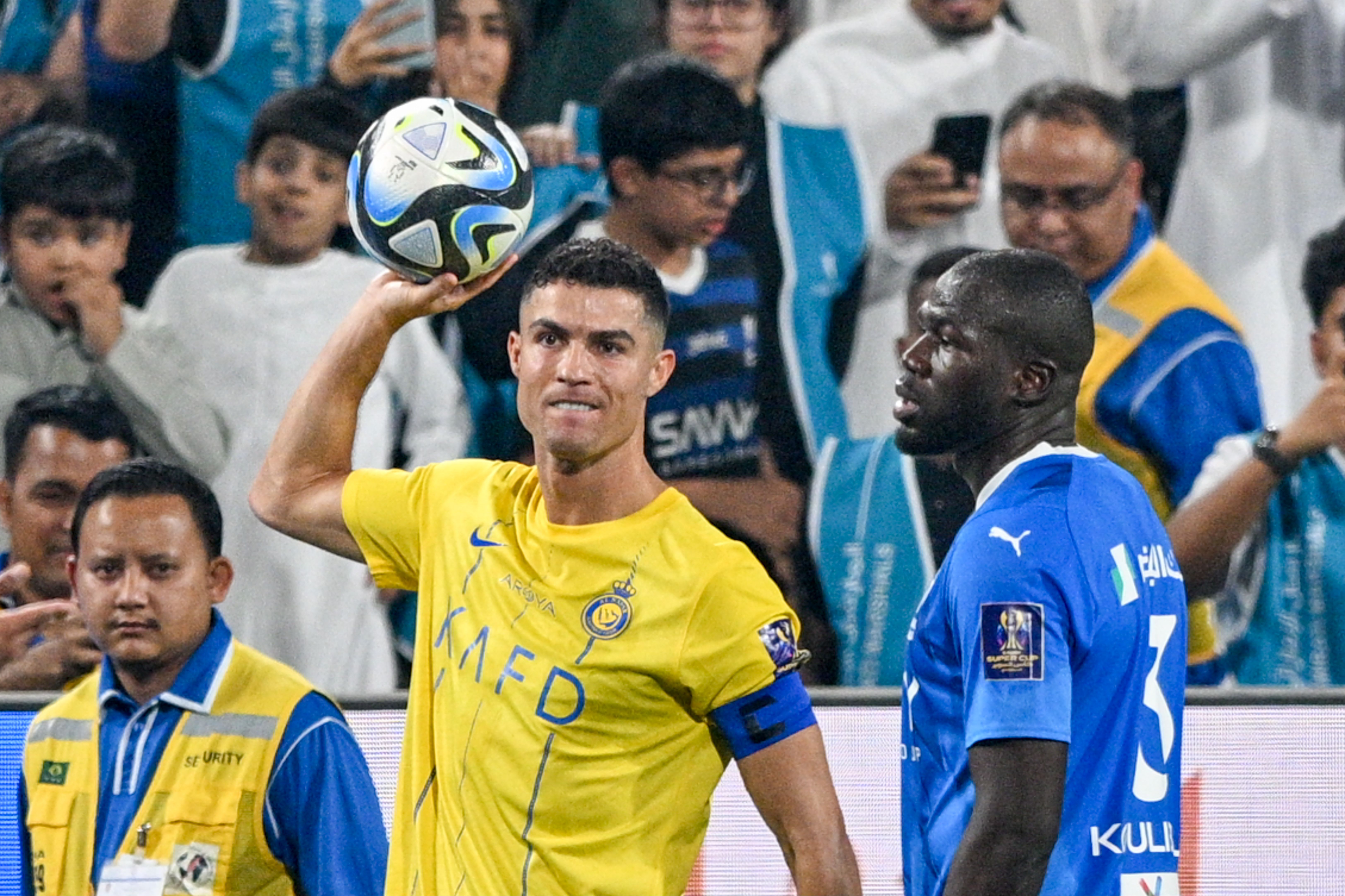 Cristiano Ronaldo'yu hiç böyle görmediniz! Sahada terör estirdi! Rakibini tek eliyle dövdü, hakeme el kaldırdı Cristiano Ronaldo'yu hiç böyle görmediniz! Sahada terör estirdi! Rakibini tek eliyle dövdü, hakeme el kaldırdı - 1. Resim