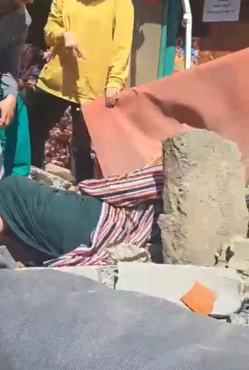 Gören deprem olmuş sanır! Kartal'da balkon çöktü, yaşlı kadın aşağı düşerek yaralandı - 3. Resim