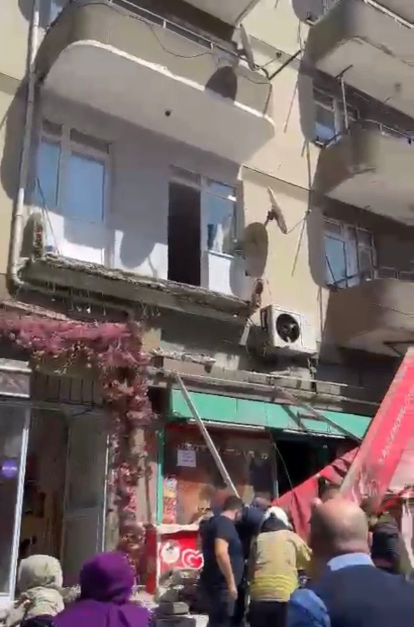 Gören deprem olmuş sanır! Kartal'da balkon çöktü, yaşlı kadın aşağı düşerek yaralandı - 1. Resim