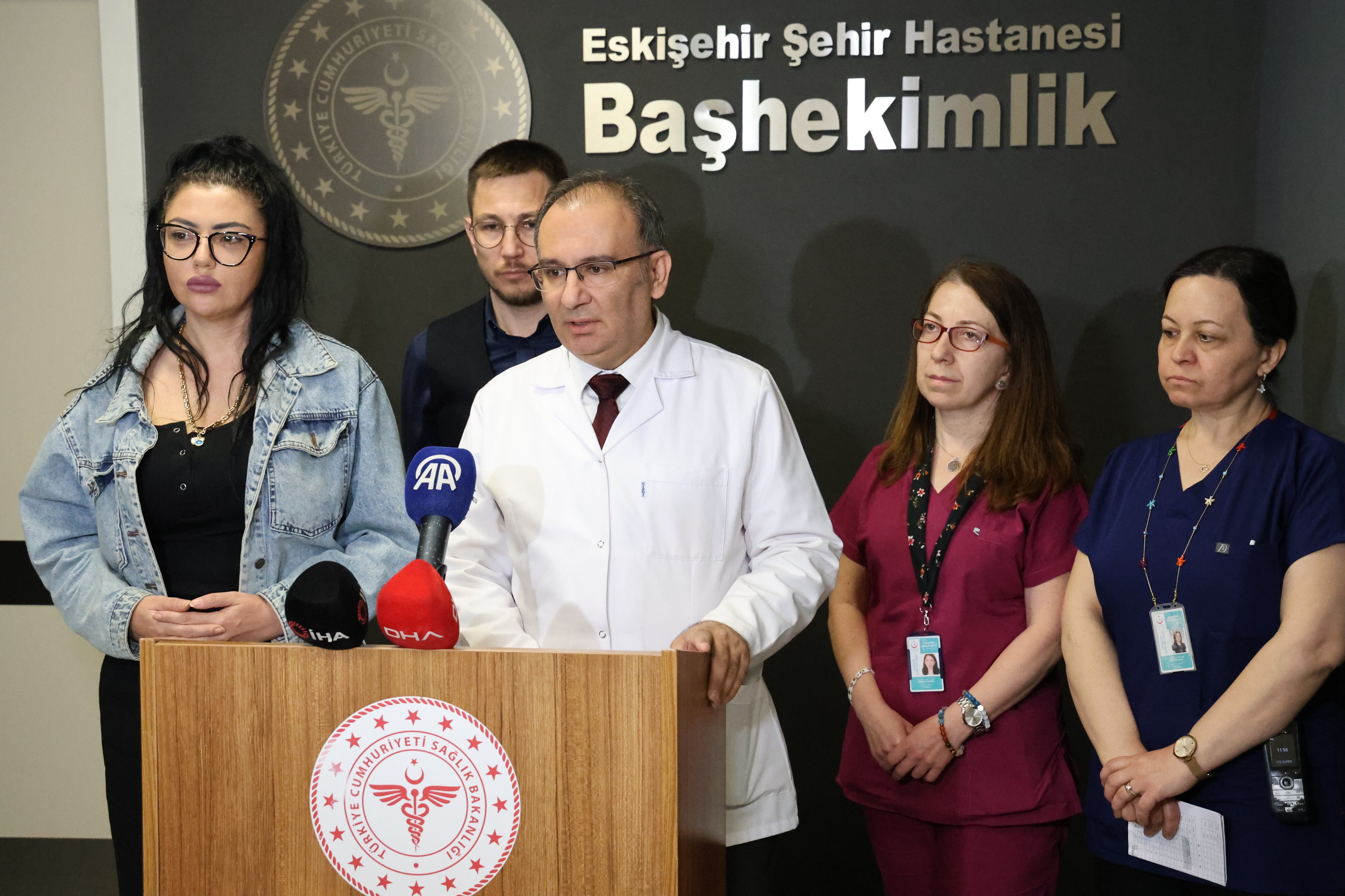 Hayati tehlikesi var mı? Yoğun bakımdaki Nuri Alço'dan haber var, doktorları son durumu paylaştı Hayati tehlikesi var mı? Yoğun bakımdaki Nuri Alço'dan haber var, doktorları son durumu paylaştı - 2. Resim