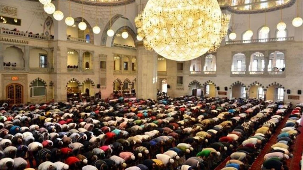 İzmir Buca, Karabağlar ve Bornova bayram namazı saat 07.13'te kılınacak İzmir Buca, Karabağlar ve Bornova bayram namazı saat 07.13'te kılınacak - 1. Resim