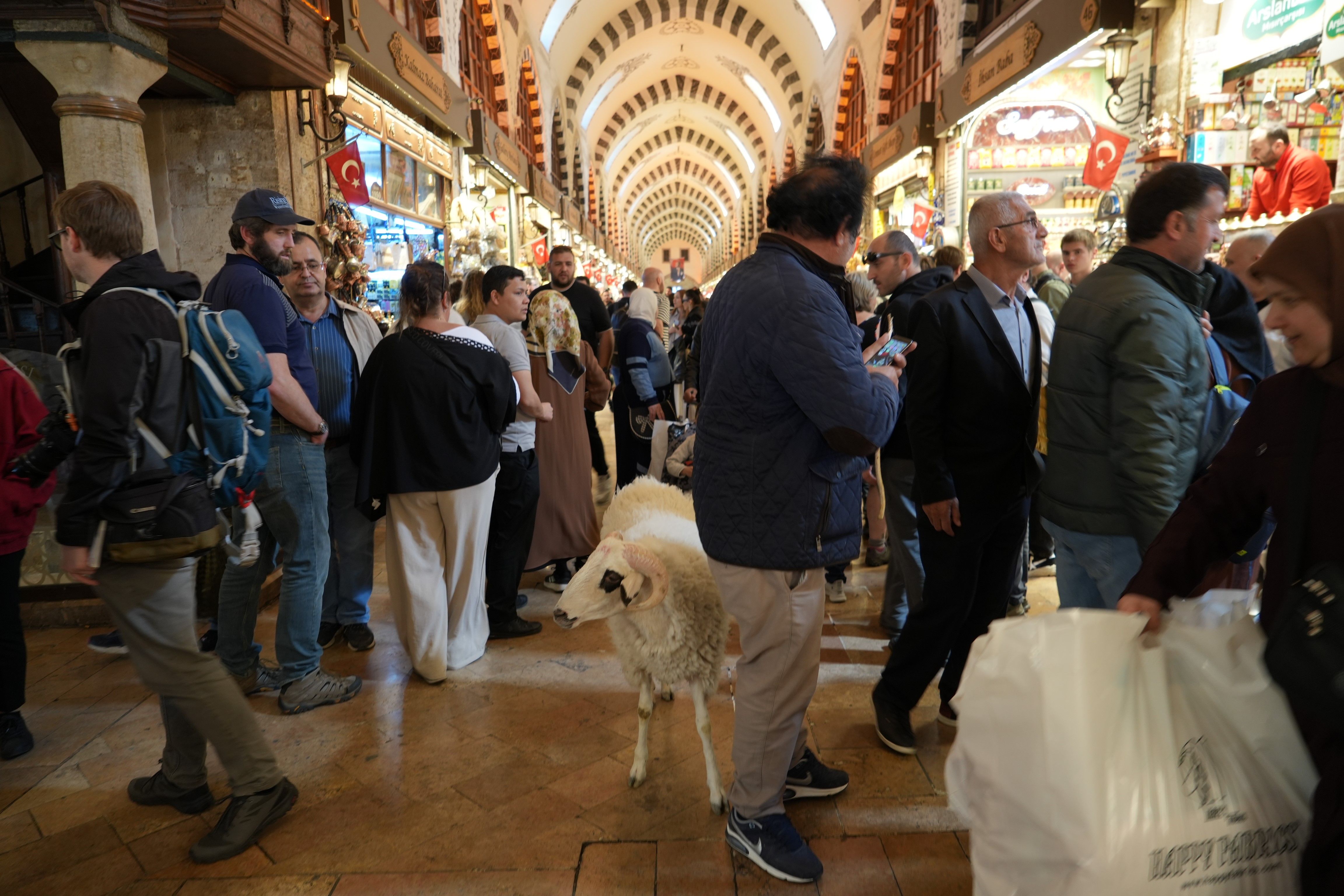 'Ko&ccedil;' bile Emin&ouml;n&uuml;'nde bayram alışverişinde - 1. Resim