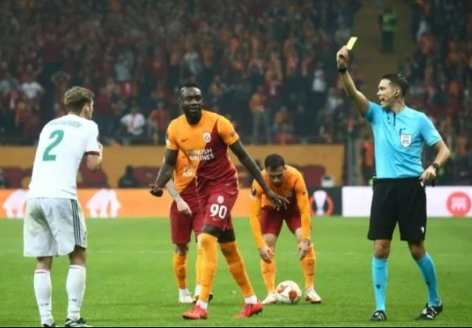 Olympiakos-Fenerbahçe maçının hakemi Sandro Scharer! Galatasaray maçındaki skandal hatasıyla gündeme gelmişti Olympiakos-Fenerbahçe maçının hakemi Sandro Scharer! Galatasaray maçındaki skandal hatasıyla gündeme gelmişti - 2. Resim