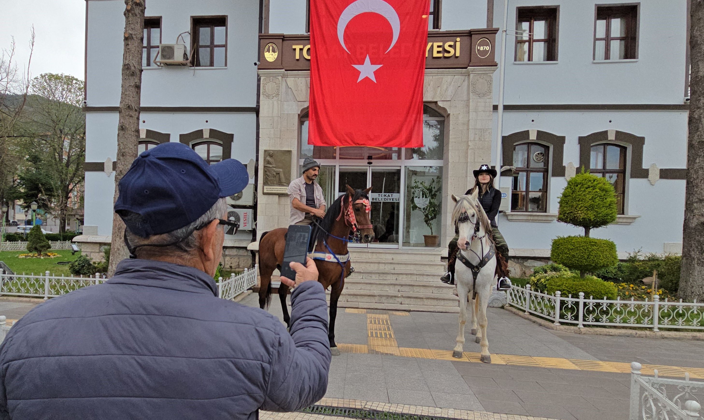 Tokat Belediye Başkanı Yazıcıoğlu'nu şaşırtan ziyaret! Atlarıyla geldiler - 3. Resim