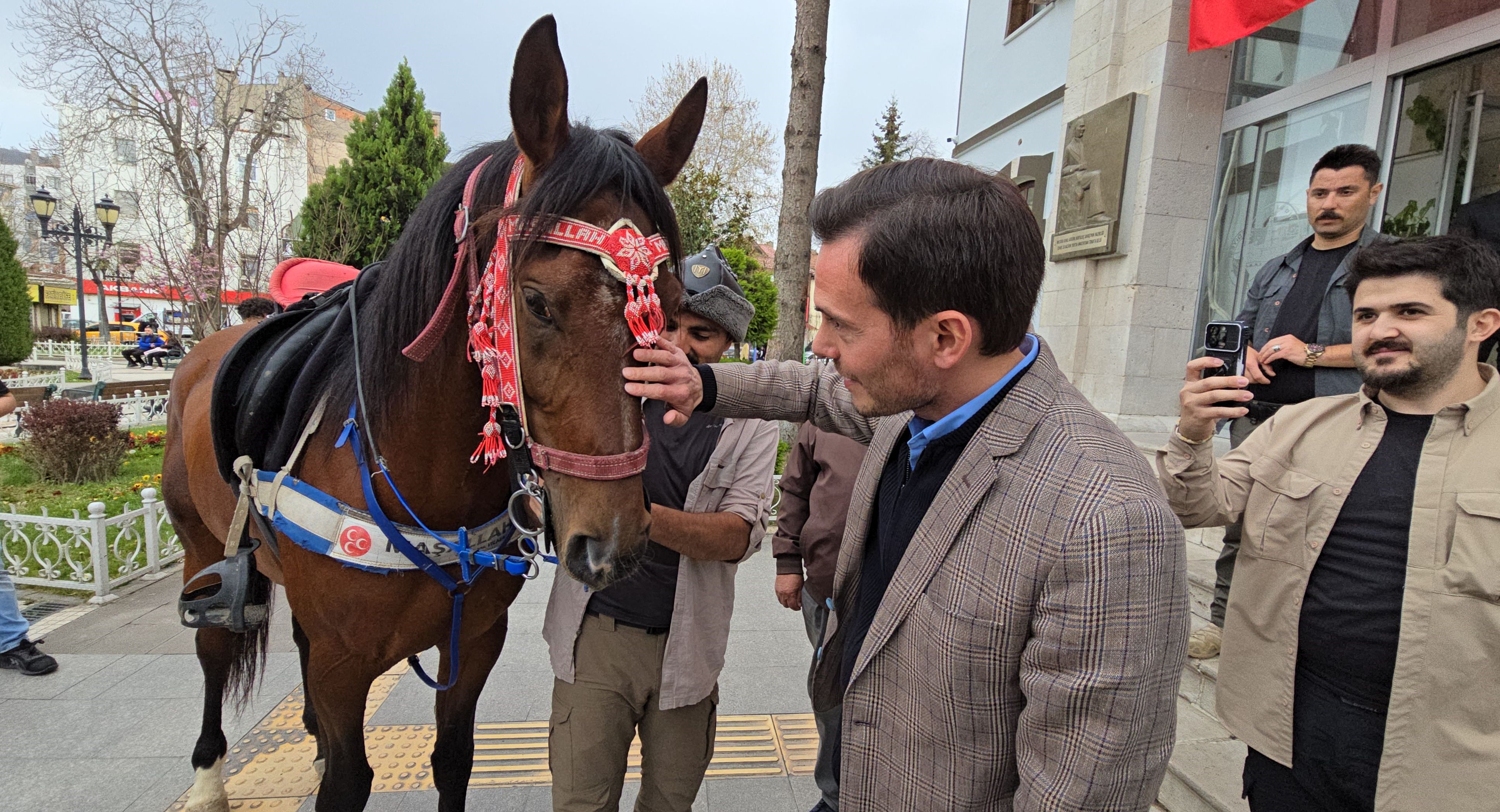 Tokat Belediye Başkanı Yazıcıoğlu'nu şaşırtan ziyaret! Atlarıyla geldiler - 1. Resim