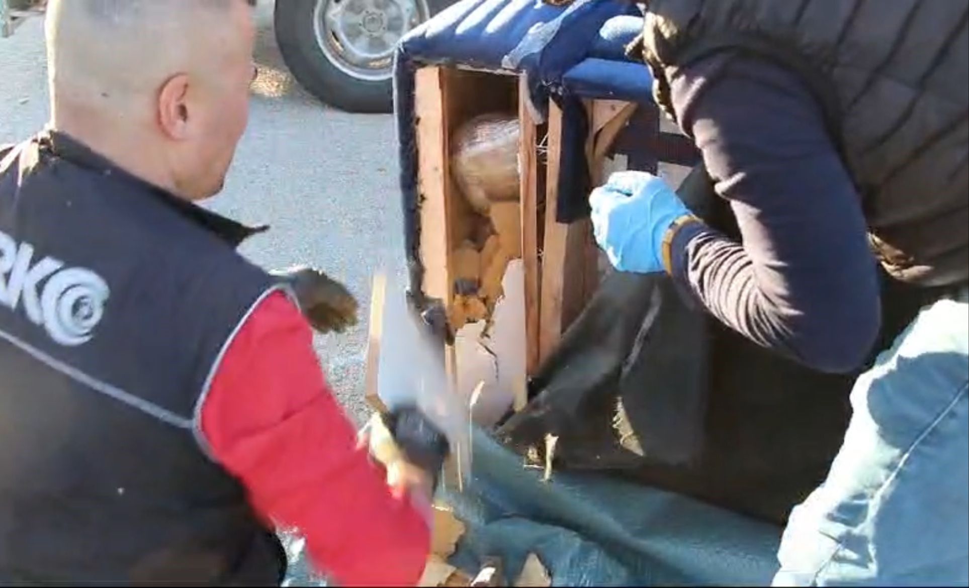 Zehir tacirlerinin kirli oyunu! Çekyat değil uyuşturucu deposu, tam 52 kilo yakalandı  - 1. Resim