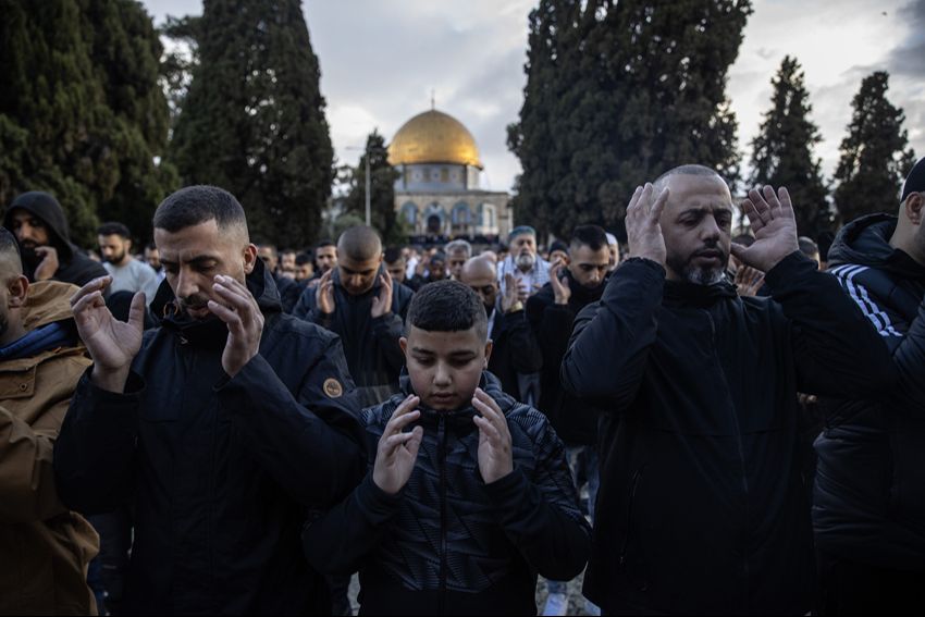 60 bin Müslüman Mescid-i Aksa'da: İsrail işgaline karşı saf tuttular 60 bin Müslüman Mescid-i Aksa'da: İsrail işgaline karşı saf tuttular - 5. Resim