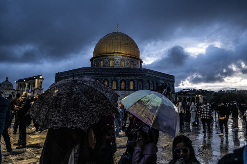 60 bin Müslüman Mescid-i Aksa'da: İsrail işgaline karşı saf tuttular 60 bin Müslüman Mescid-i Aksa'da: İsrail işgaline karşı saf tuttular - 1. Resim