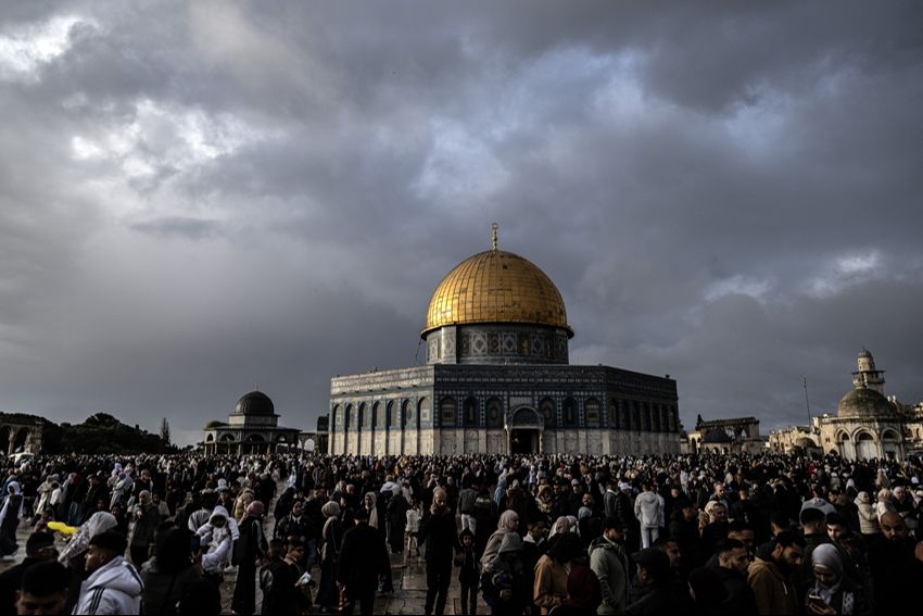 60 bin Müslüman Mescid-i Aksa'da: İsrail işgaline karşı saf tuttular 60 bin Müslüman Mescid-i Aksa'da: İsrail işgaline karşı saf tuttular - 2. Resim