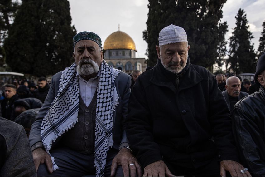 60 bin Müslüman Mescid-i Aksa'da: İsrail işgaline karşı saf tuttular 60 bin Müslüman Mescid-i Aksa'da: İsrail işgaline karşı saf tuttular - 4. Resim