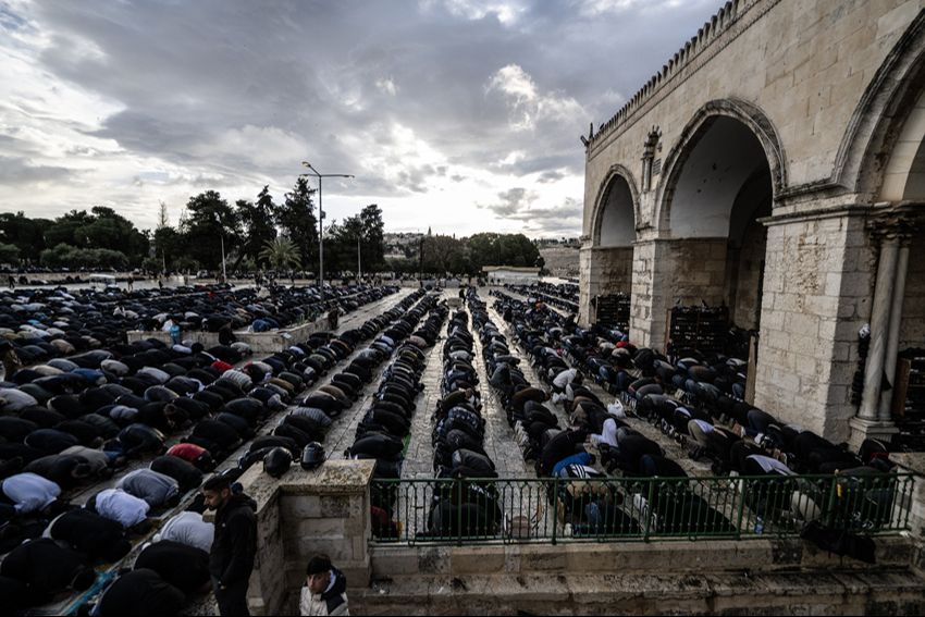 60 bin Müslüman Mescid-i Aksa'da: İsrail işgaline karşı saf tuttular 60 bin Müslüman Mescid-i Aksa'da: İsrail işgaline karşı saf tuttular - 3. Resim