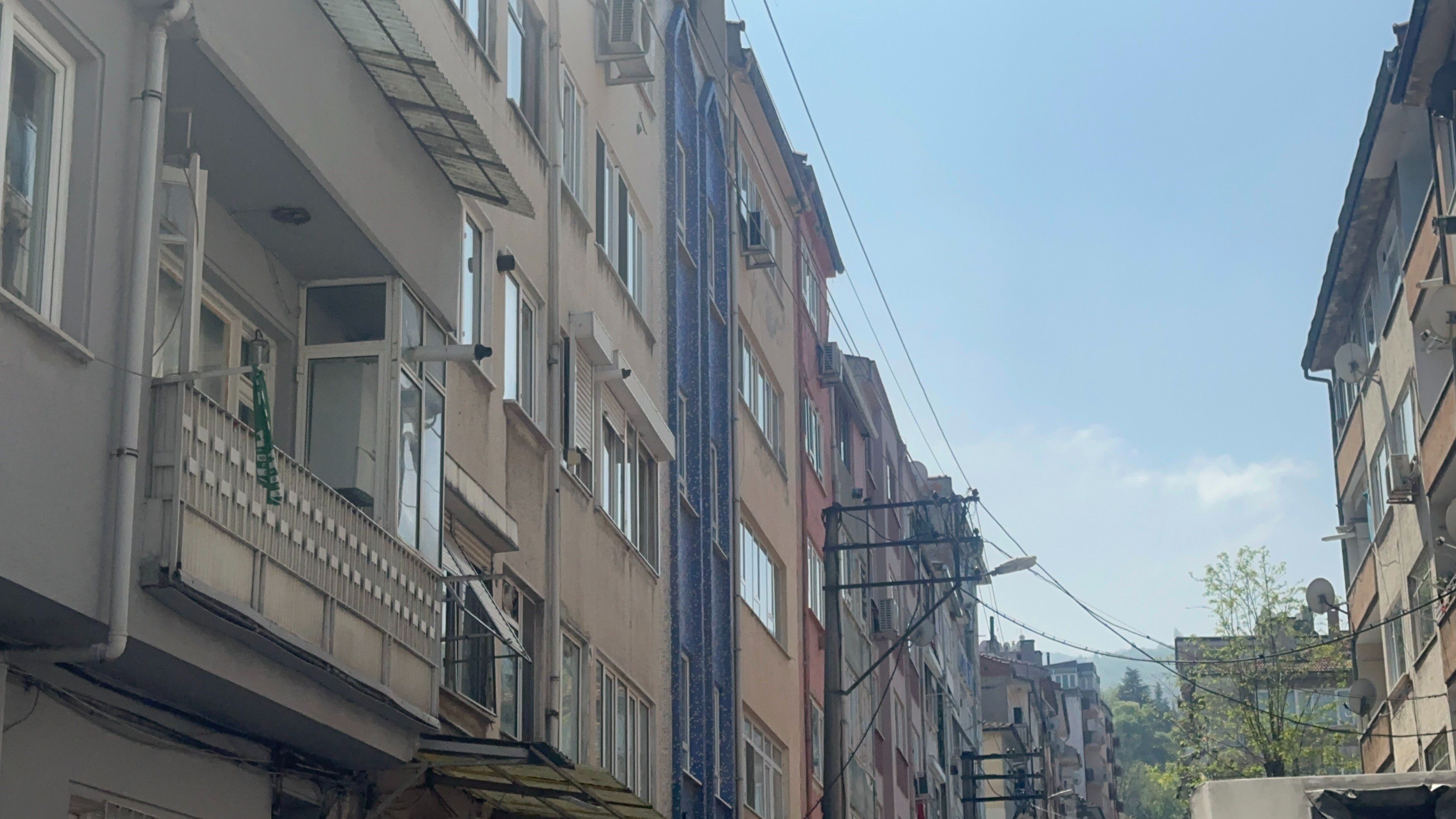 Bayram günü dehşeti yaşadılar: 7 yaşındaki çocuk 5. kattan düştü Bayram günü dehşeti yaşadılar: 7 yaşındaki çocuk 5. kattan düştü - 1. Resim