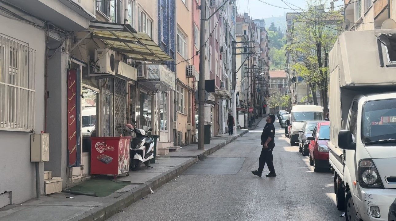 Bayram günü dehşeti yaşadılar: 7 yaşındaki çocuk 5. kattan düştü Bayram günü dehşeti yaşadılar: 7 yaşındaki çocuk 5. kattan düştü - 2. Resim