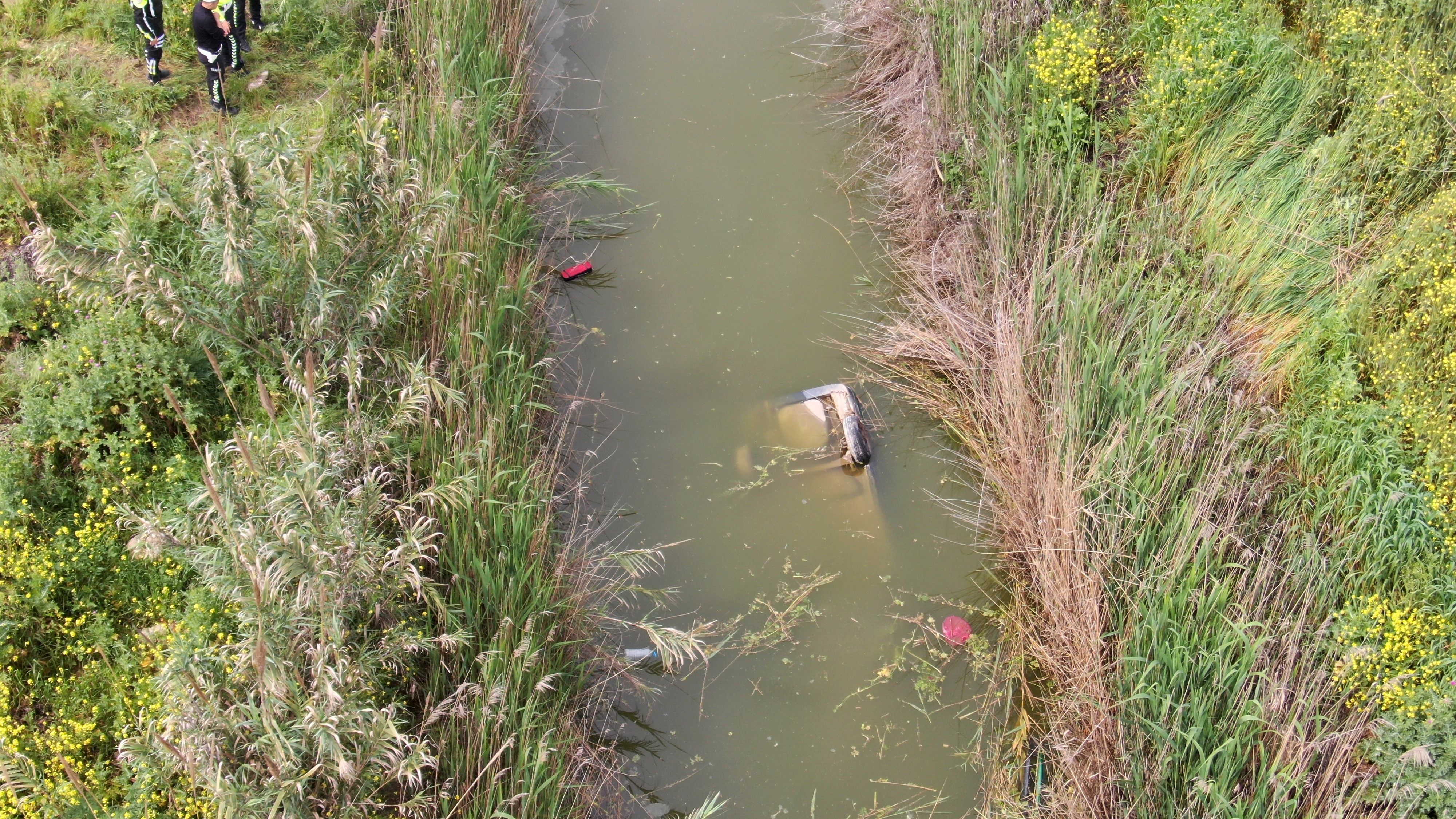Bayramın ilk günü korkunç kaza! Dereye uçtular: Ölü ve yaralılar var - 1. Resim