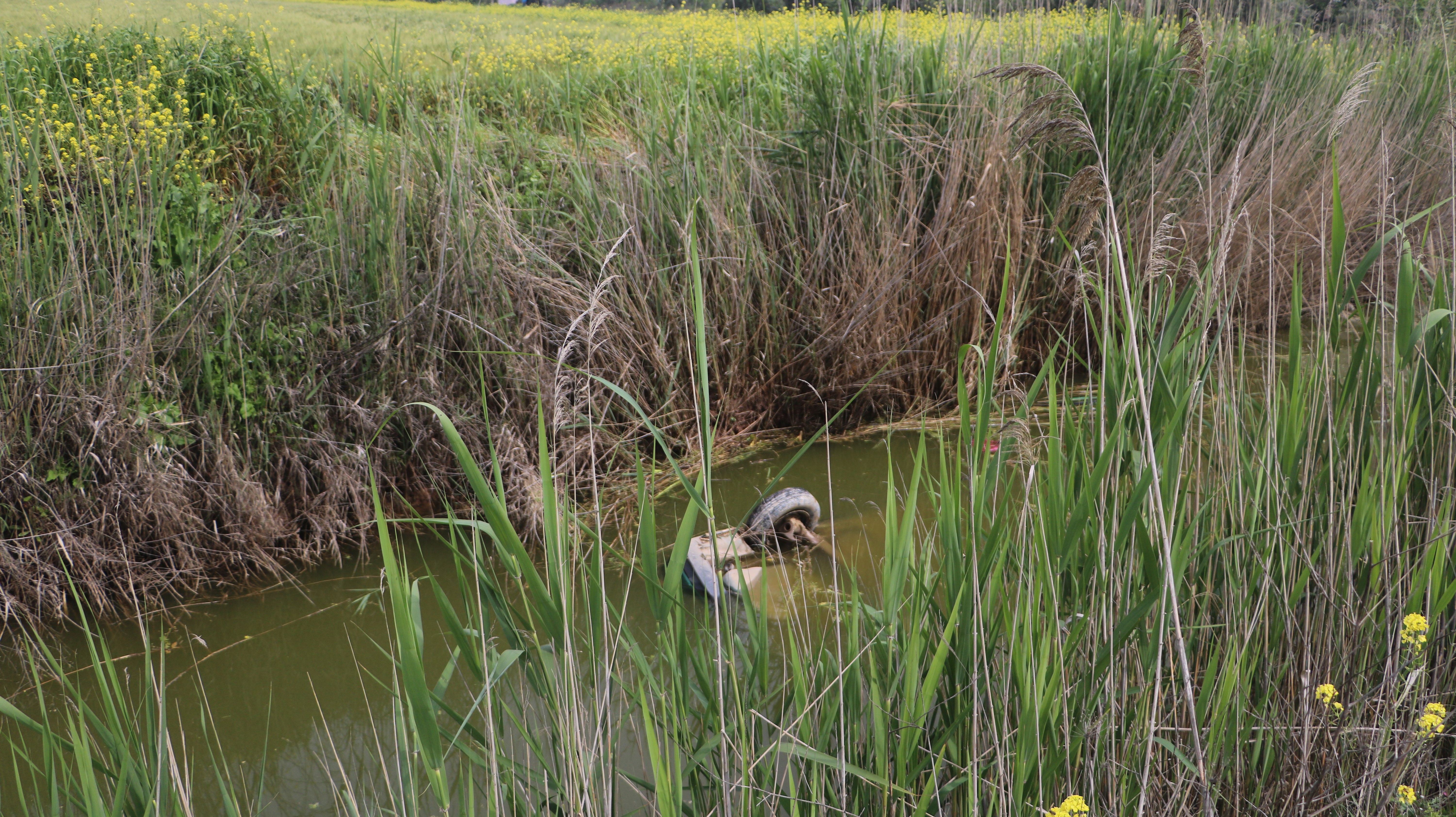 Bayramın ilk günü korkunç kaza! Dereye uçtular: Ölü ve yaralılar var - 3. Resim
