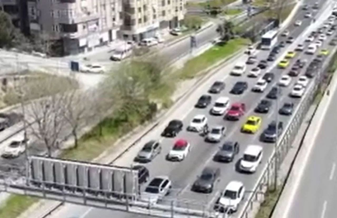 Bayramın ilk gününde İstanbul! Trafik ve vapur iskelelerinde yoğunluk havadan görüntülendi - 1. Resim