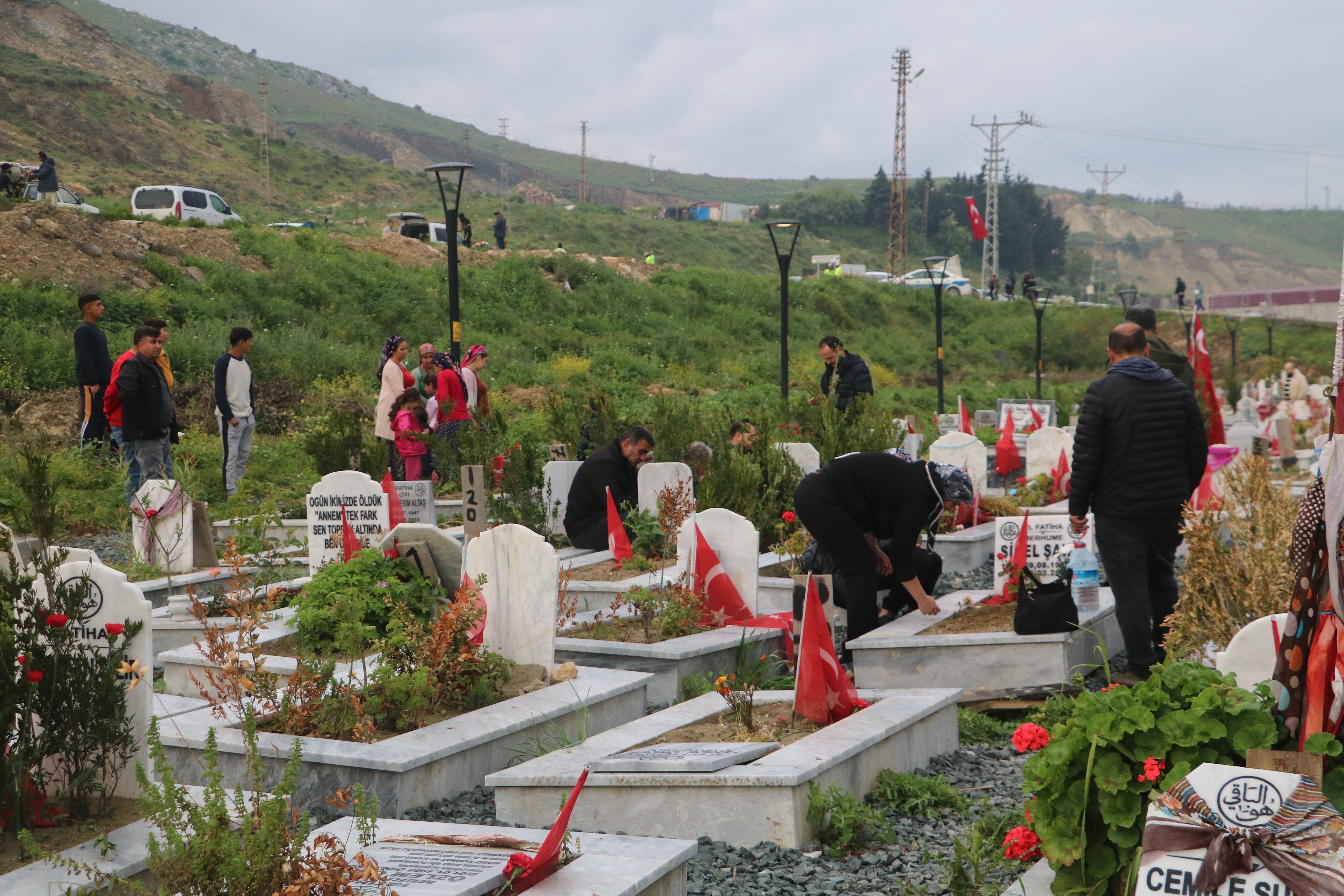 Deprem bölgesinde bu bayram da buruk... 'Acımız hiç eskimeyecek' Deprem bölgesinde bu bayram da buruk... 'Acımız hiç eskimeyecek' - 2. Resim