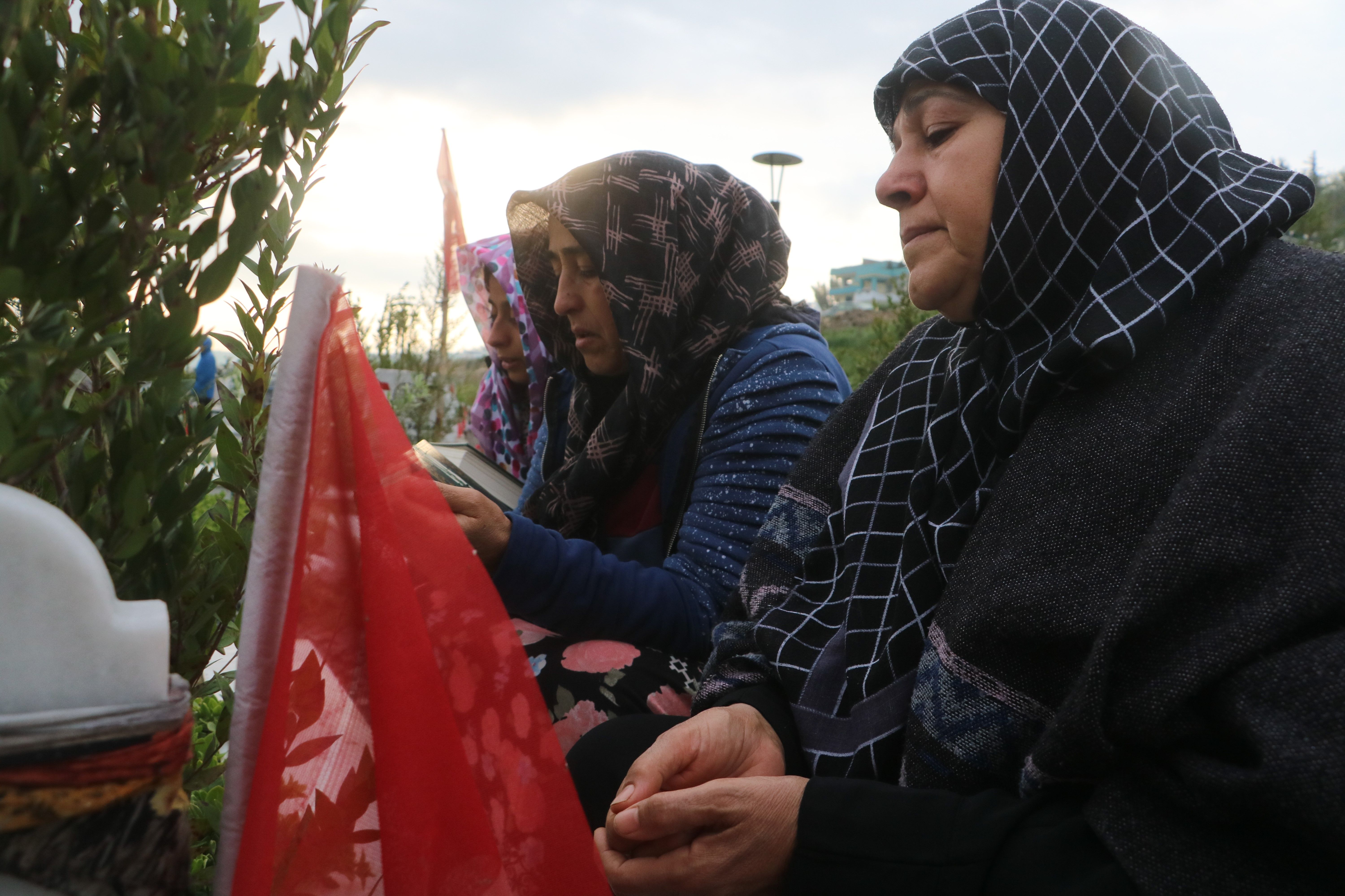 Deprem bölgesinde bu bayram da buruk... 'Acımız hiç eskimeyecek' Deprem bölgesinde bu bayram da buruk... 'Acımız hiç eskimeyecek' - 4. Resim