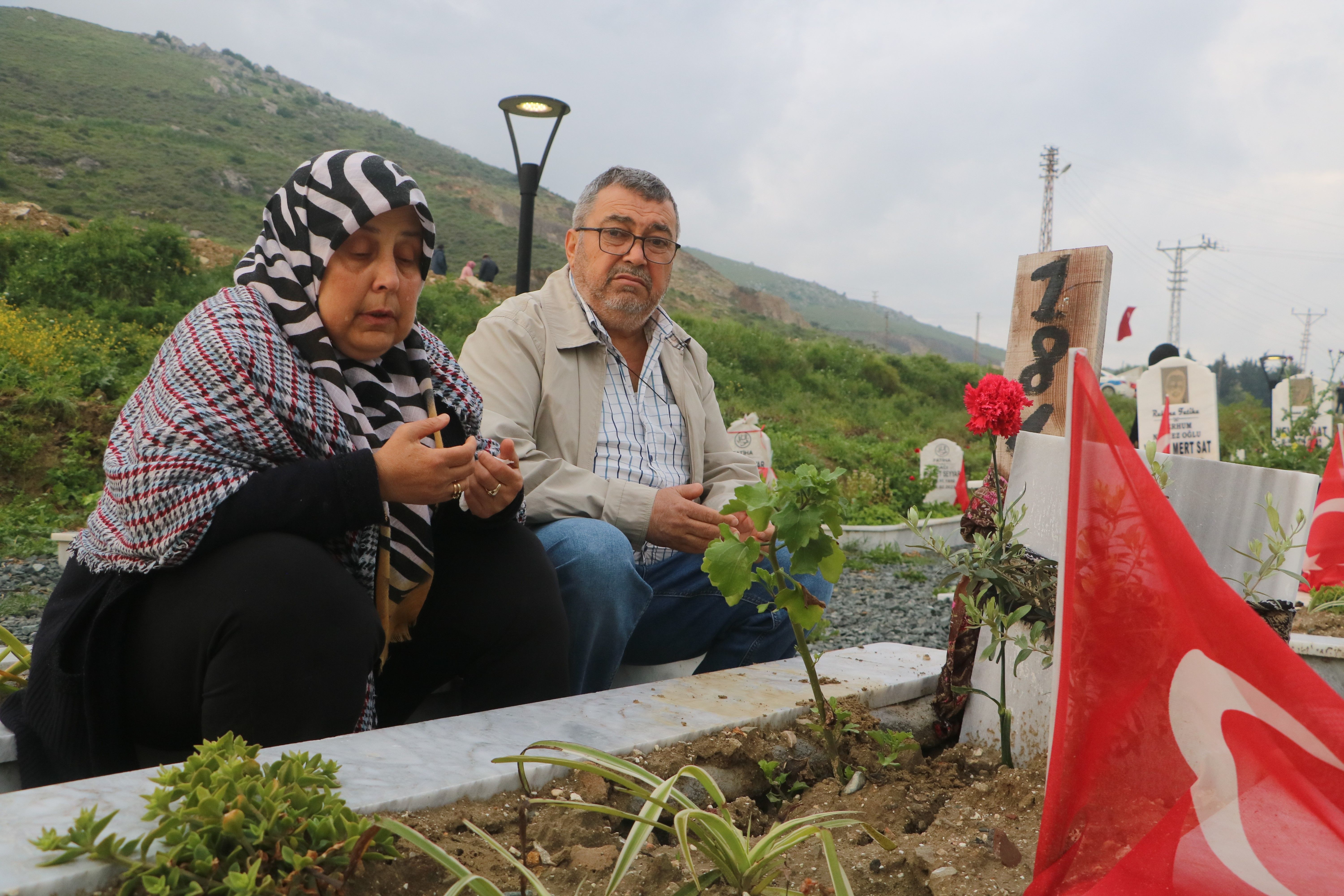 Deprem bölgesinde bu bayram da buruk... 'Acımız hiç eskimeyecek' Deprem bölgesinde bu bayram da buruk... 'Acımız hiç eskimeyecek' - 3. Resim