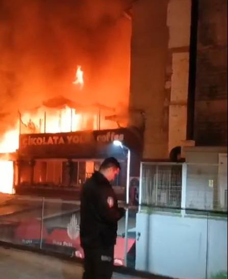İstanbul'da gece yarısı sıcak saatler! Üsküdar ve Fatih'te yangın çıktı - 2. Resim