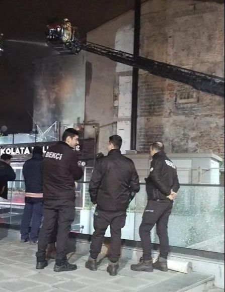 İstanbul'da gece yarısı sıcak saatler! Üsküdar ve Fatih'te yangın çıktı - 3. Resim