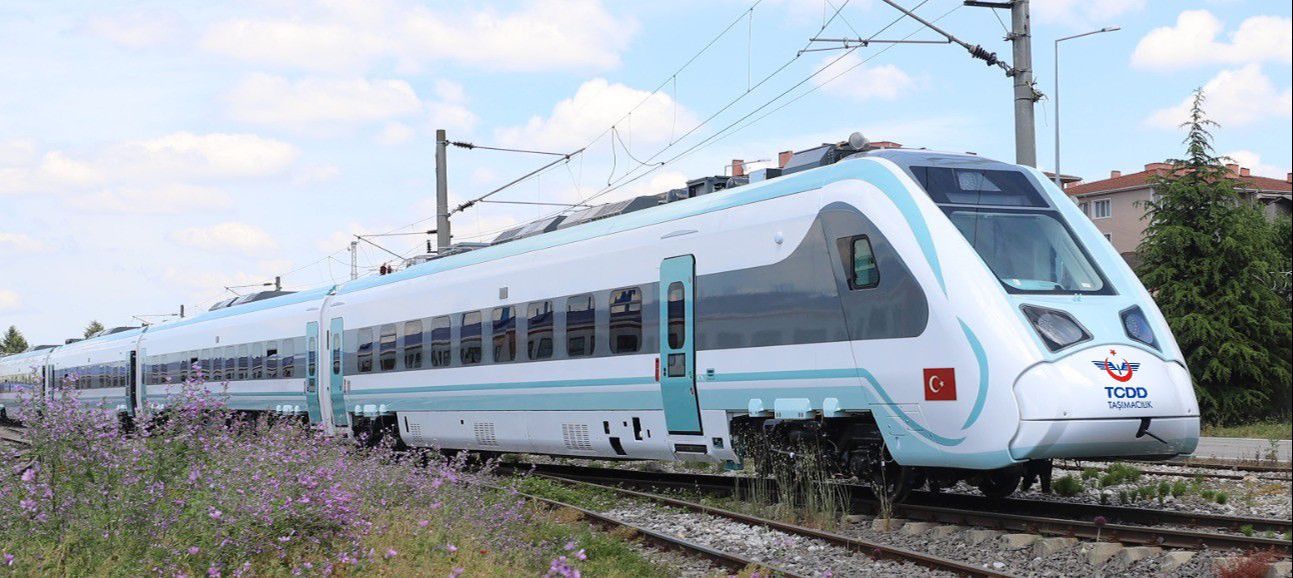 Milli elektrikli trenin üçüncü seti de raylara çıktı Milli elektrikli trenin üçüncü seti de raylara çıktı - 2. Resim