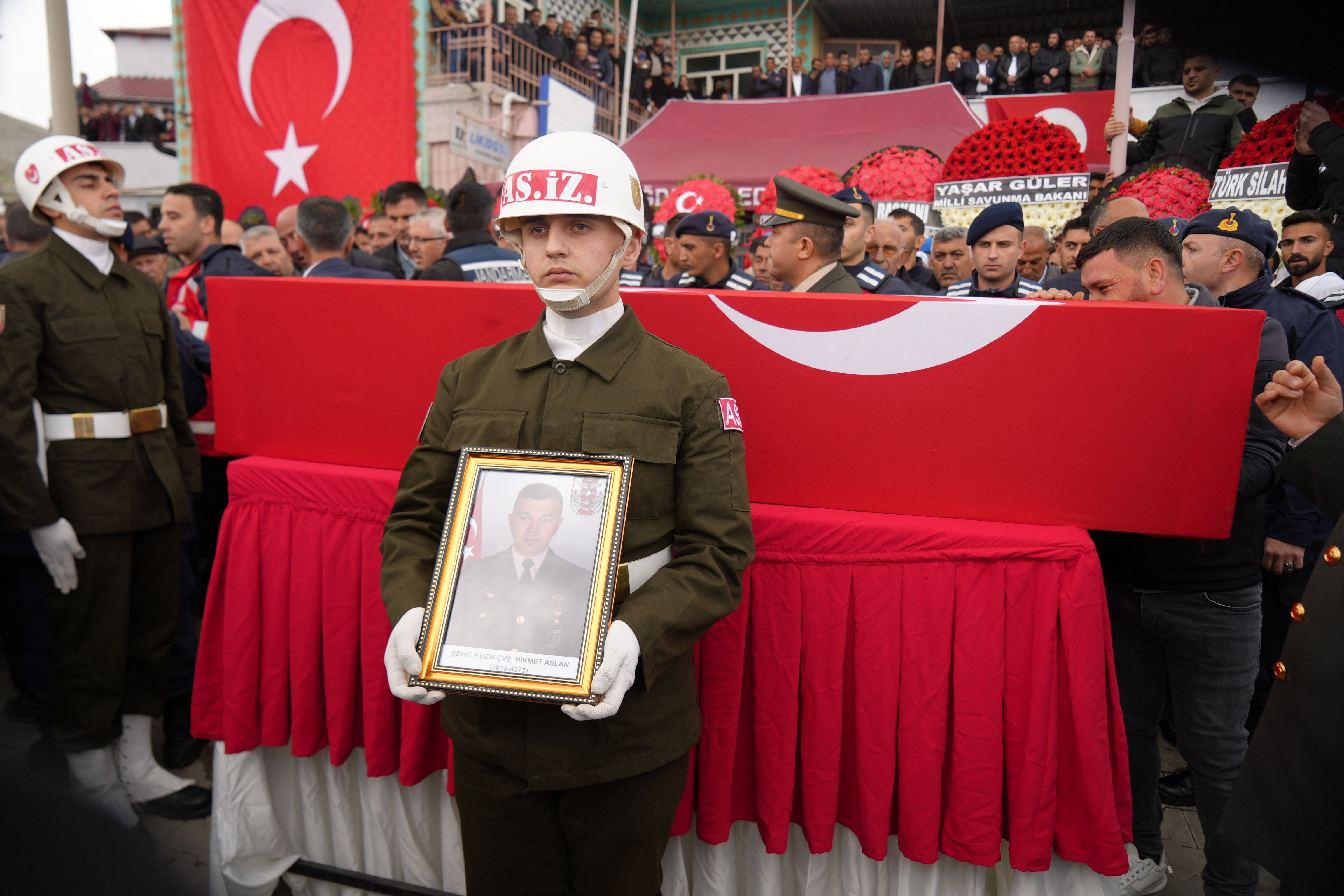 Şehit Hikmet Aslan son veda! Eşinden cenaze t&ouml;reninde duygulandıran s&ouml;zler: 