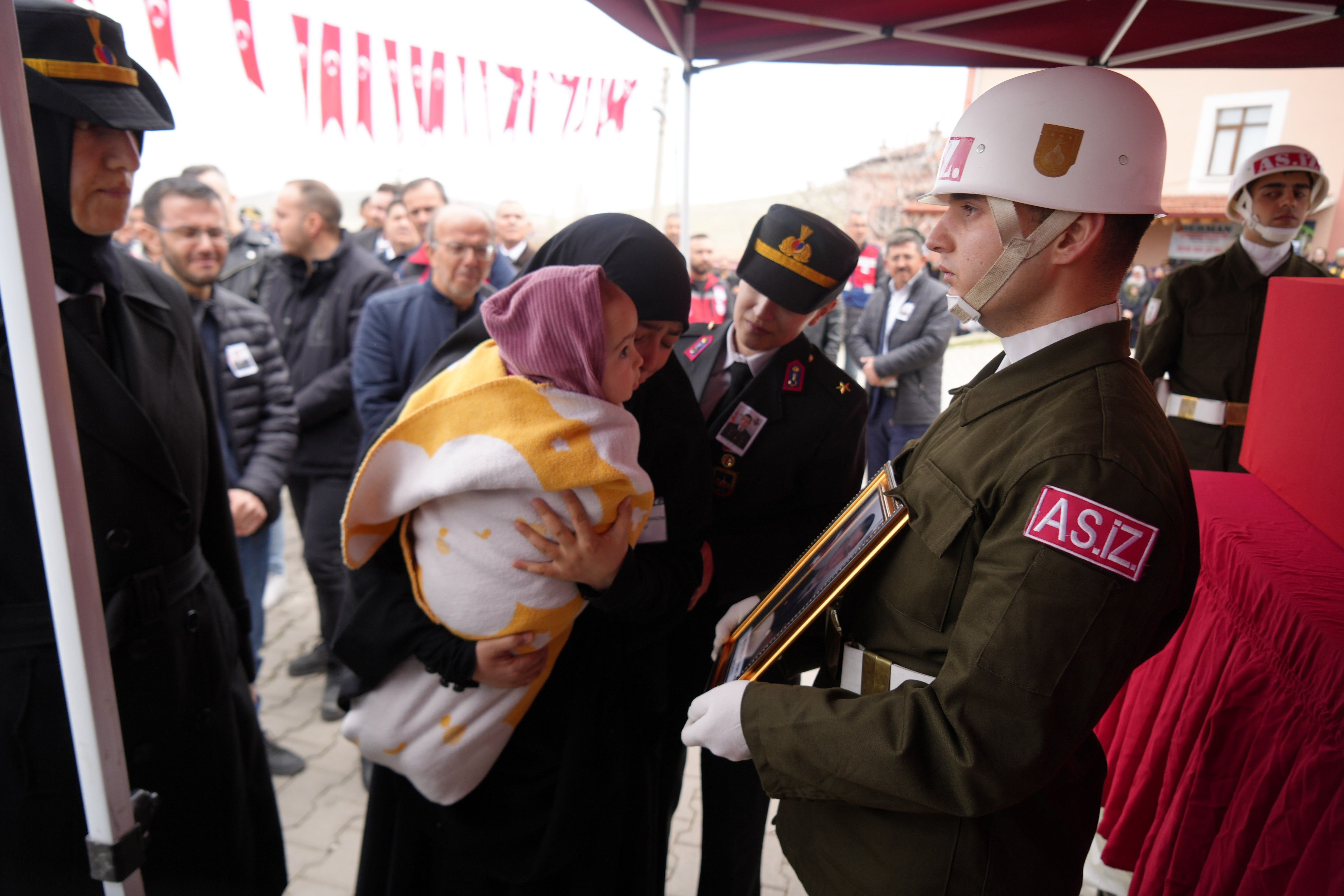 Şehit Hikmet Aslan son veda! Eşinden cenaze t&ouml;reninde duygulandıran s&ouml;zler: 
