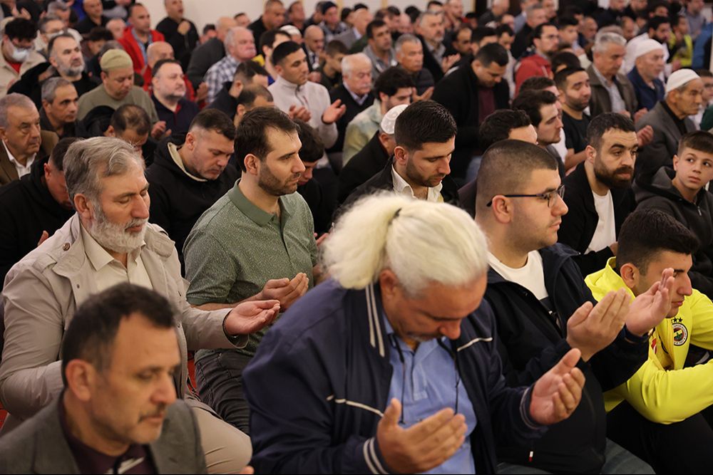 Vatandaşlar bayram namazına koştu, camiler doldu taştı - 5. Resim