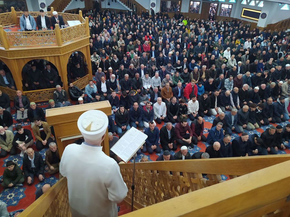 Vatandaşlar bayram namazına koştu, camiler doldu taştı - 12. Resim