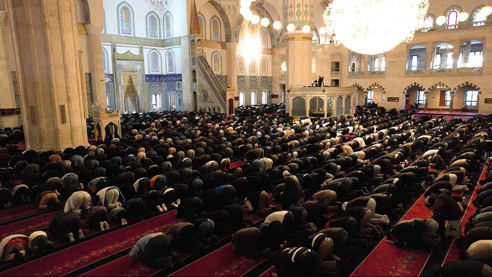 Vatandaşlar bayram namazına koştu, camiler doldu taştı - 1. Resim