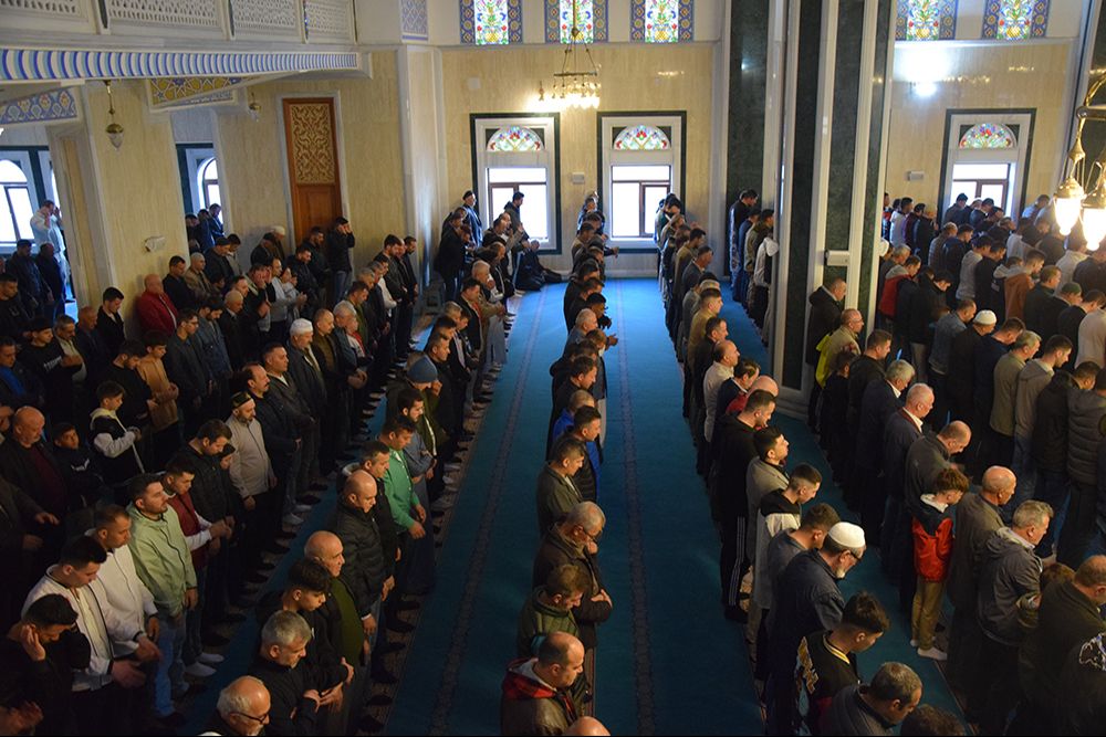 Vatandaşlar bayram namazına koştu, camiler doldu taştı - 8. Resim