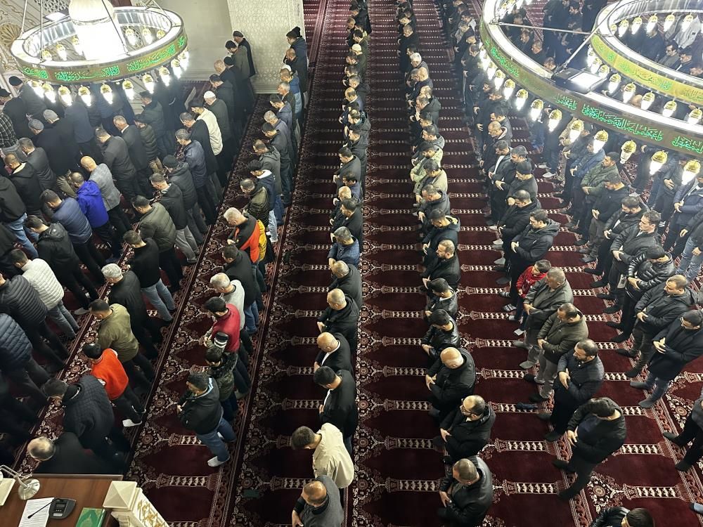 Vatandaşlar bayram namazına koştu, camiler doldu taştı - 14. Resim