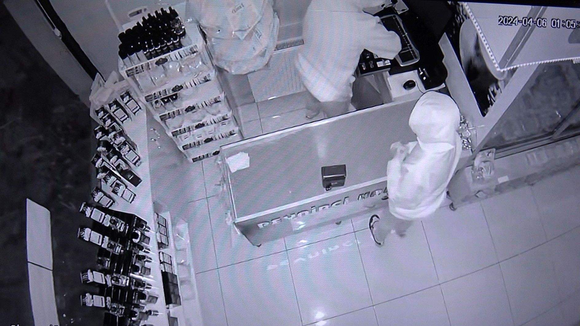 Hırsızlara karşı bir garip yöntem: Kasaya harçlık bırakıyor Hırsızlara karşı bir garip yöntem: Kasaya harçlık bırakıyor - 2. Resim