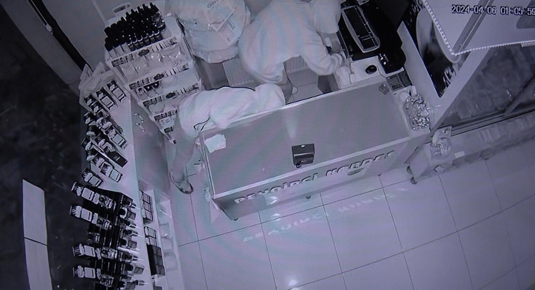 Hırsızlara karşı bir garip yöntem: Kasaya harçlık bırakıyor Hırsızlara karşı bir garip yöntem: Kasaya harçlık bırakıyor - 1. Resim