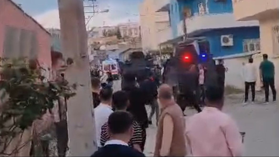 Kavgada yaralananlara müdahale eden sağlık ekibine saldırı! Ambulansı da taşladılar Kavgada yaralananlara müdahale eden sağlık ekibine saldırı! Ambulansı da taşladılar - 1. Resim