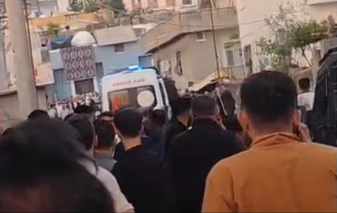 Kavgada yaralananlara müdahale eden sağlık ekibine saldırı! Ambulansı da taşladılar Kavgada yaralananlara müdahale eden sağlık ekibine saldırı! Ambulansı da taşladılar - 2. Resim