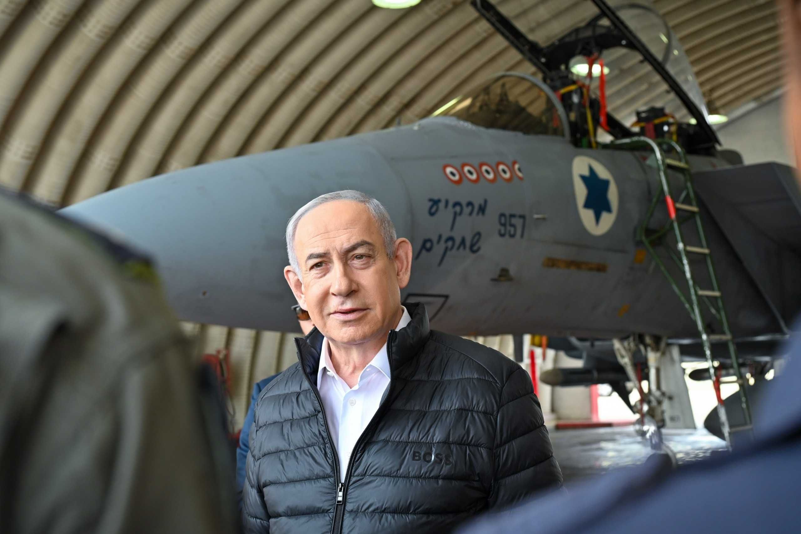 Netanyahu savaş jetinin önünde poz verip İran'a meydan okudu Netanyahu savaş jetinin önünde poz verip İran'a meydan okudu - 1. Resim