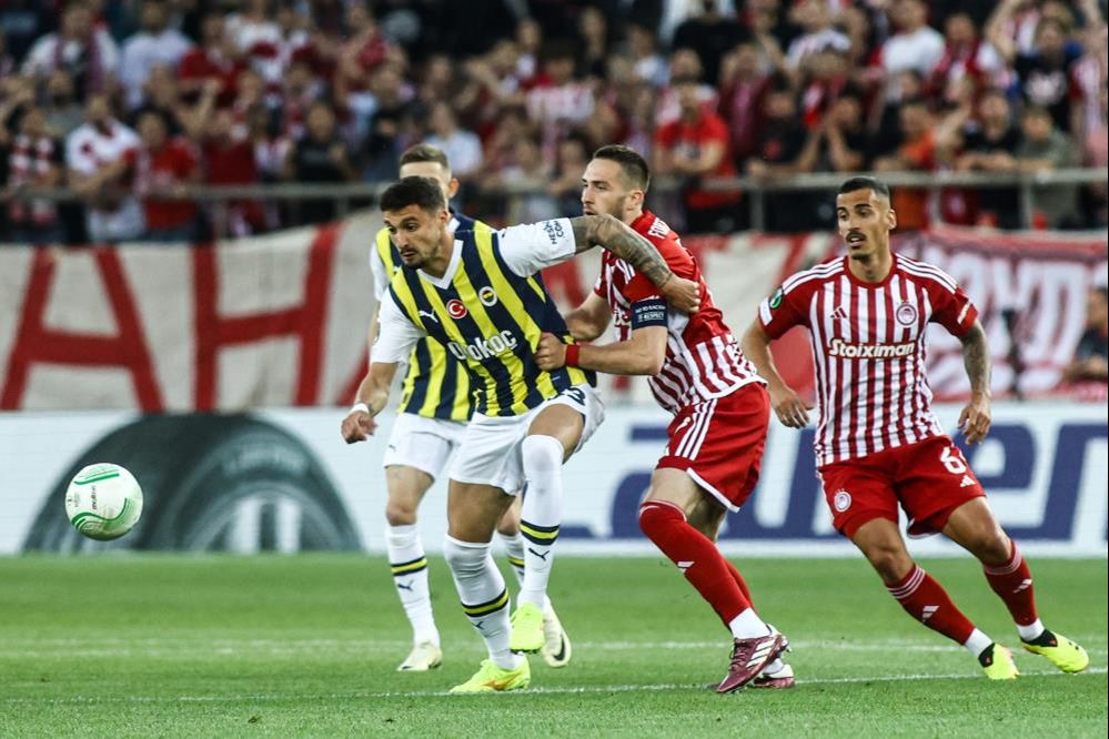 Fenerbahçe tur şansını İstanbul'a bıraktı! Olympiakos - Fenerbahçe maçı sona erdi: 3-2 Sarı kanarya avantaj peşinde! Olympiakos - Fenerbahçe maçı canlı anlatım - 1. Resim
