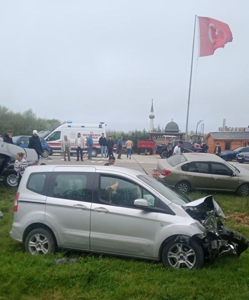 Sinop’ta bayramda zincirleme trafik kazası! Yaralılar var Sinop’ta zincirleme trafik kazası!  Yaralılar var - 2. Resim