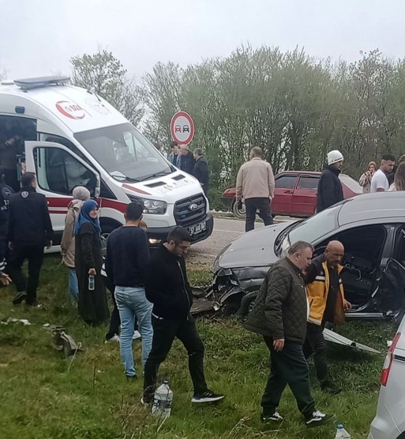 Sinop’ta bayramda zincirleme trafik kazası! Yaralılar var Sinop’ta zincirleme trafik kazası!  Yaralılar var - 1. Resim