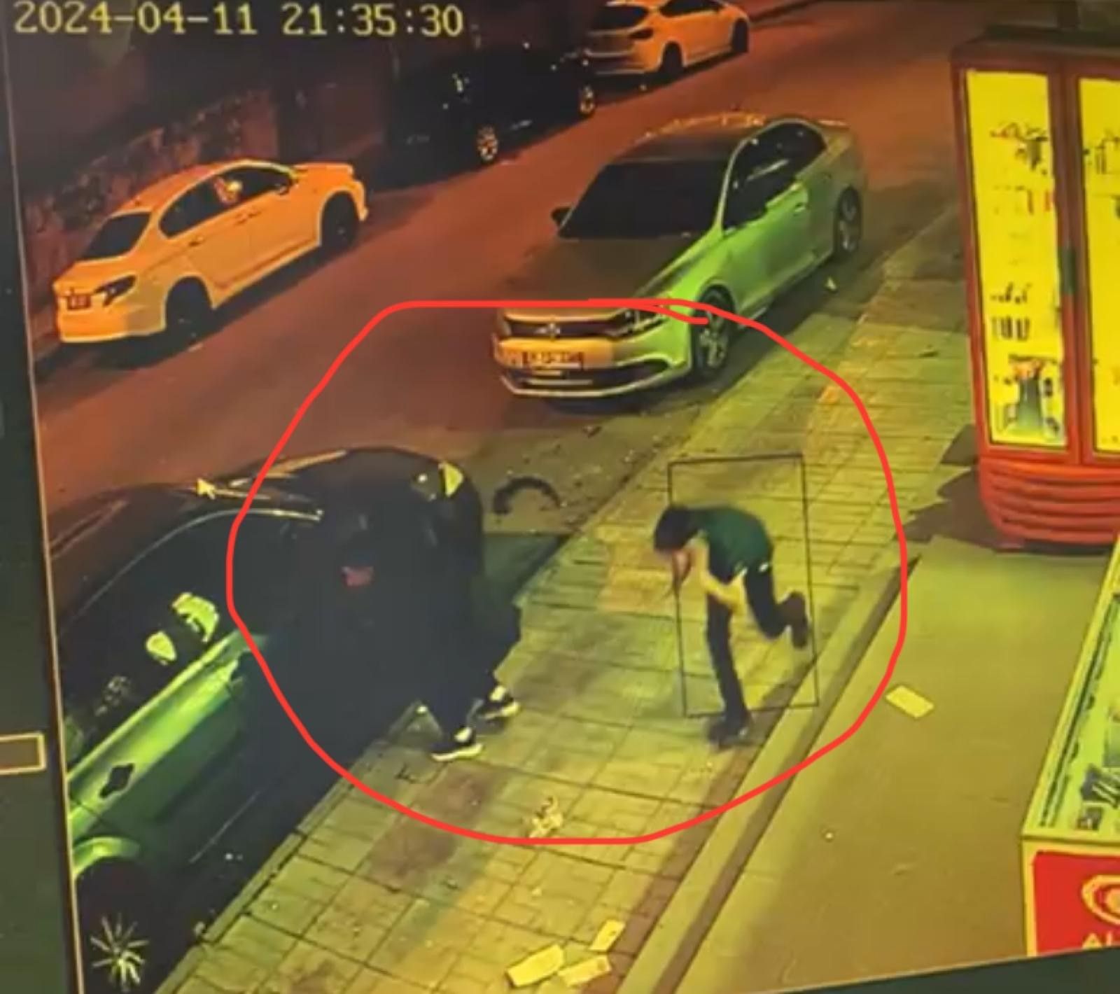Yer Diyarbakır Bağlar... Kar maskeli 2 kişi otomatik silahla kahvehaneyi bastı Yer Diyarbakır Bağlar... Kar maskeli 2 kişi otomatik silahla kahvehaneyi bastı - 1. Resim