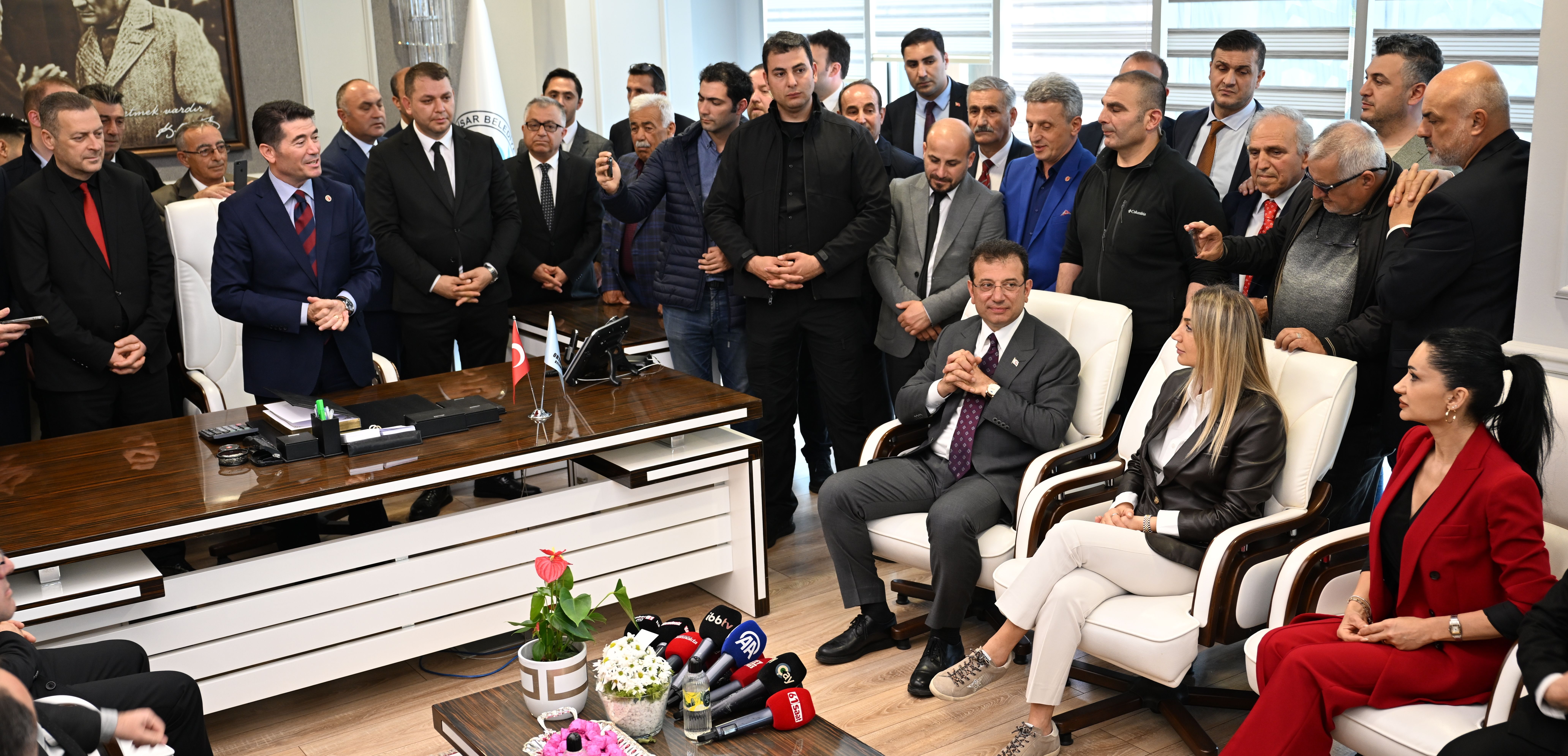 Ekrem İmamoğlu memleketi Trabzon'da! Bordo mavili kulübü de ziyaret etti - 1. Resim