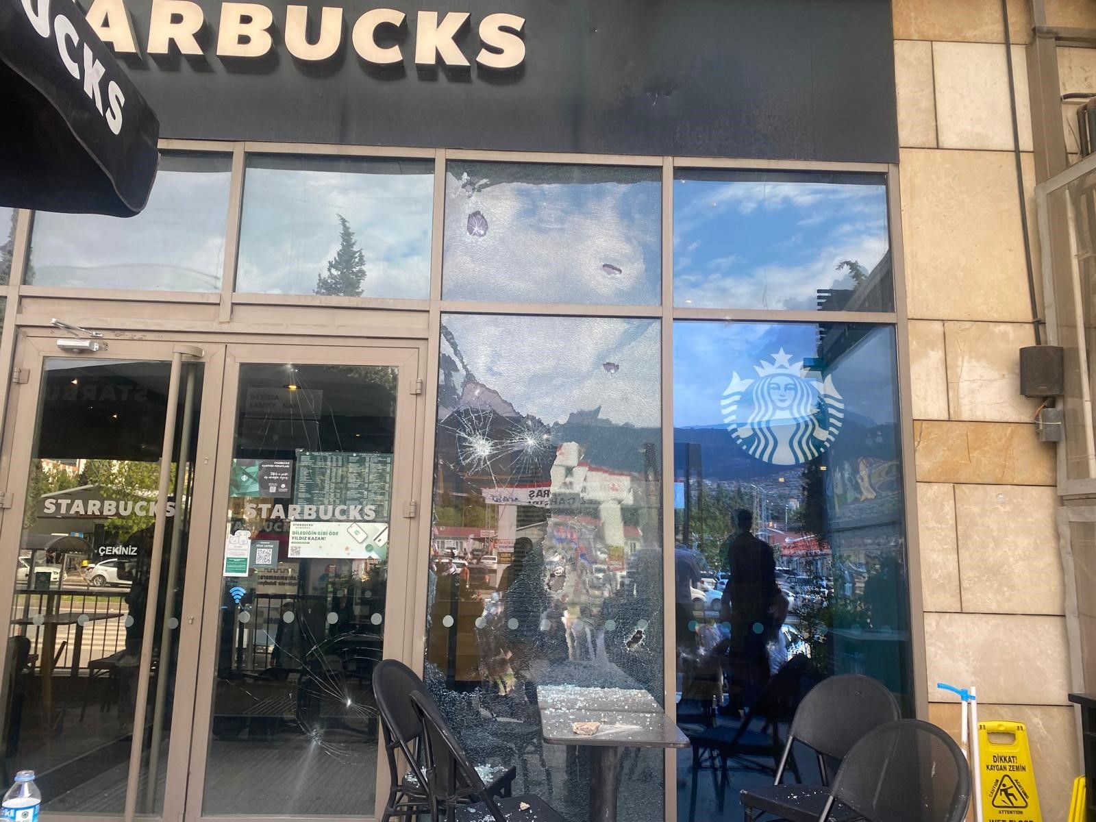 Kahramanmaraş’ta Starbucks'a taşlı silahlı saldırı: 1 yaralı Kahramanmaraş’ta Starbucks'a taşlı silahlı saldırı: 1 yaralı - 1. Resim