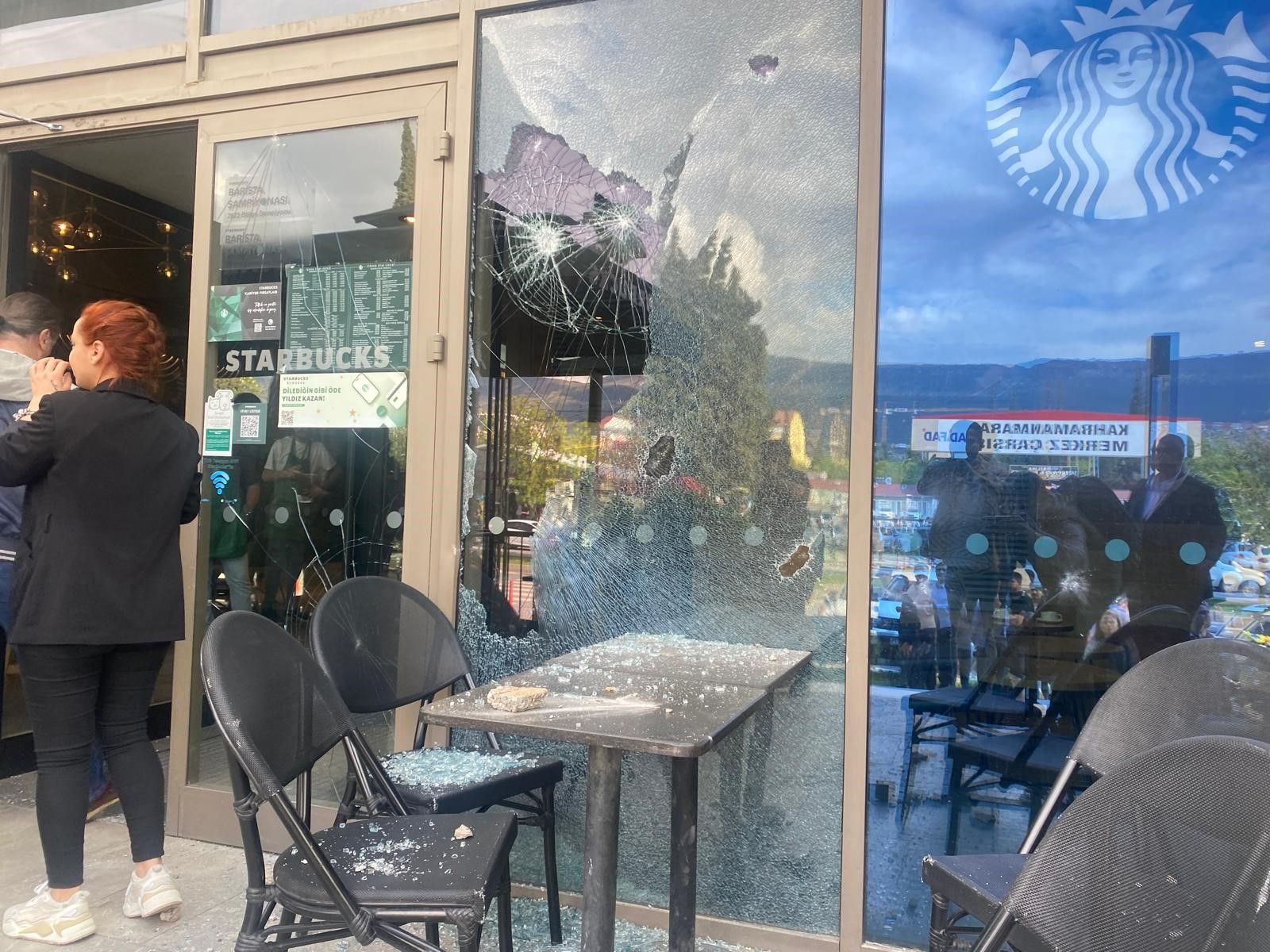 Kahramanmaraş’ta Starbucks'a taşlı silahlı saldırı: 1 yaralı Kahramanmaraş’ta Starbucks'a taşlı silahlı saldırı: 1 yaralı - 2. Resim