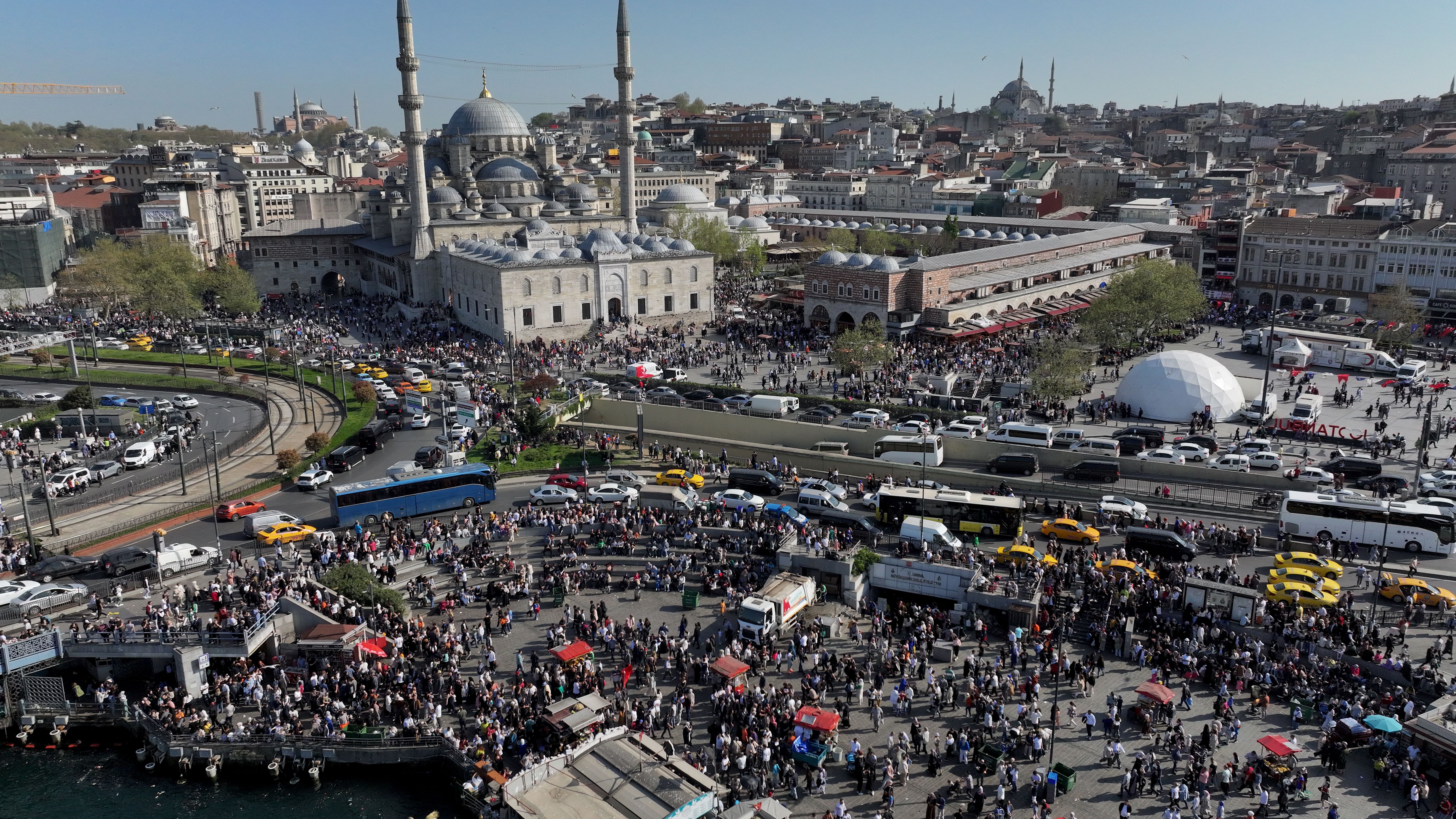 Ramazan Bayramı'nın son gününde de Eminönü'nde adım atacak yer kalmadı Ramazan Bayramı'nın son gününde de Eminönü'nde adım atacak yer kalmadı - 2. Resim